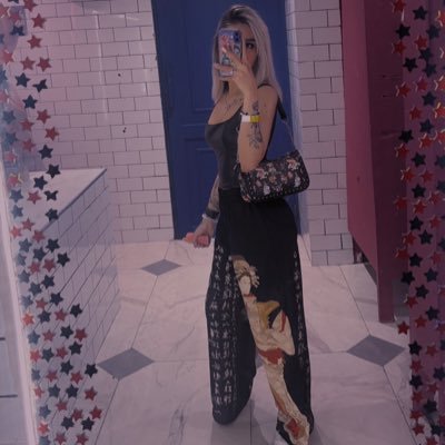 soldelibra's profile picture. rotos para siempre pero tranquilos.