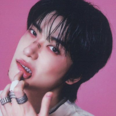 elliebits's profile picture. 