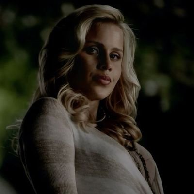 labonairdiaries's profile picture. the nights embraced me without touching me, because the moon was whispering your name