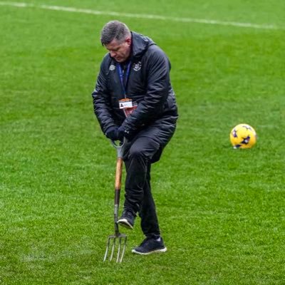 wes_groundsman's profile picture. A volunteer Groundsman at grassroots, Also a match day Groundsman at LTFC and a support pitch advisor for the beds FA⚽️🌱👌