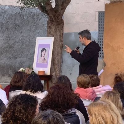 jaume_sanso's profile picture. Observant des de #Vilafranca #vilax #mallorca . 
A poc a poc, ens enfilam per l'heura, que amaga, amarga, el sec call de l'edat. (Damià Huguet)