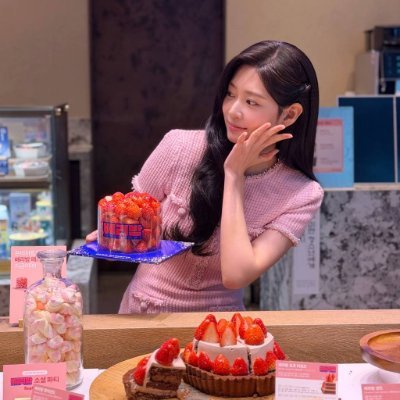 offcend's profile picture. 𝐛𝐮𝐬𝐢𝐧𝐞𝐬𝐬 𝐬𝐢𝐭𝐞𝐬 🎀 soft gaze ◝ quiet bloom 💗