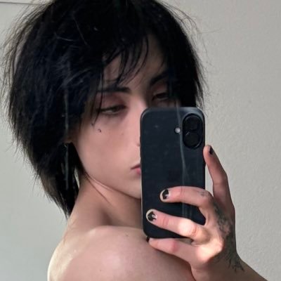 froufrousam's profile picture. 21 y/o doll 🏳️‍⚧️ i like games and stuff 💞