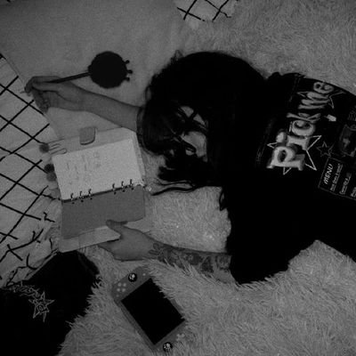 winterrheat's profile picture. selective presence.