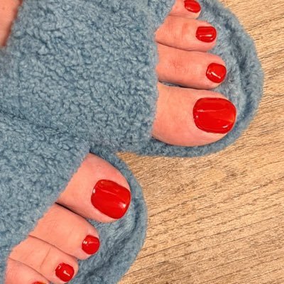 ToezRed's profile picture. Posting sexy photos of my feet and others I find that are hot.