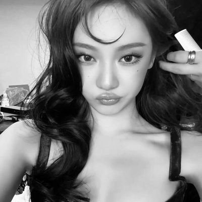 Nigndng's profile picture. Poison ivy dressed in golden hour, Ningning.