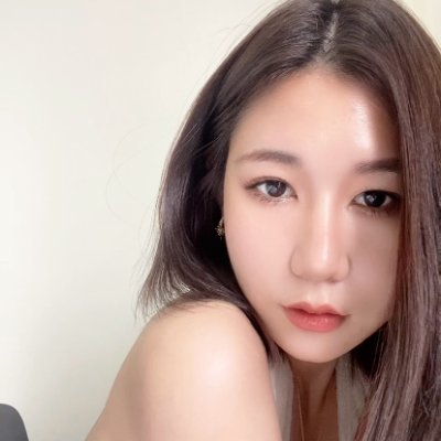 I am an independent woman who is currently divorced. I enjoy travelling, swimming, working out, playing golf and reading.