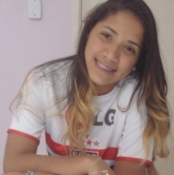 Sou uma menina. Eu exagero. Eu brigo. Eu subestimo. Eu penso sobre tudo. Eu sonho alto. E quando eu digo que amo, eu não estou mentindo !