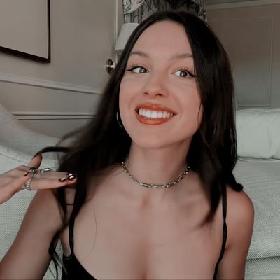 redvisheater's profile picture. 𝓗𝖊𝖎𝖗𝖊𝖘𝖘    left   her   w̲o̲r̲l̲d̲   behind,⠀✧⠀ਏਓ  
𝓬𝓱𝓪𝓼𝓲𝓷𝓰    her    𝑑𝑟𝑒𝑎𝑚   into   the   𝒄𝒊𝒕𝒚'𝒔 𝒉𝒆𝒂𝒓𝒕  ᘝ⠀요정⠀❟