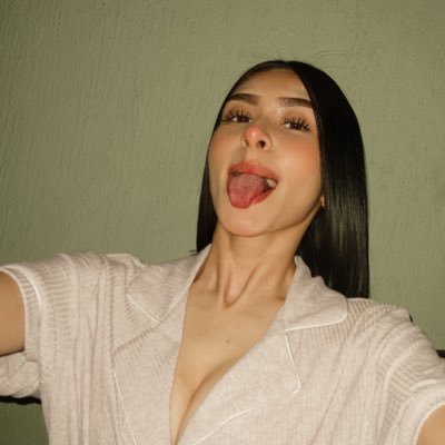 avriltovar_'s profile picture. 