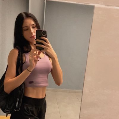 alves_samii's profile picture. sou feita de sonhos, silêncio e palavras que ainda estou aprendendo a dizer.                                 libriana ♎