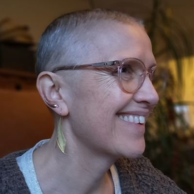 vaneun's profile picture. Tweet op persoonlijke titel, getrouwd met grote liefde, heks, dymphna_leefstijlcoaching op instagram, Iers, TTRPG's, trotse GenX en mogelijk havermelkelite.