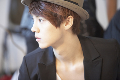 anneyong....^^
  i'm elf exotics n inspirit ^^
  na neomu neomu saranghae heechul chanyeol suho  n lee sungyeol... U follow me,i folbck u ^^