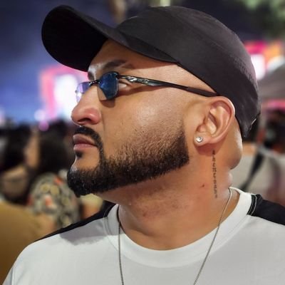 negaouber's profile picture. https://t.co/ZcnC8ECOcL