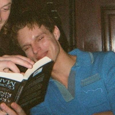 maydsou's profile picture. gosto de livros e sou fã do tom, gosto um tanto demais de percy jackson, dc e aftg