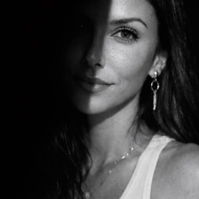 KaritoVolpeOK's profile picture. Cantante, compositora y actriz.