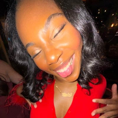 thatgirlandra's profile picture. coming to you live from the bed🛏️