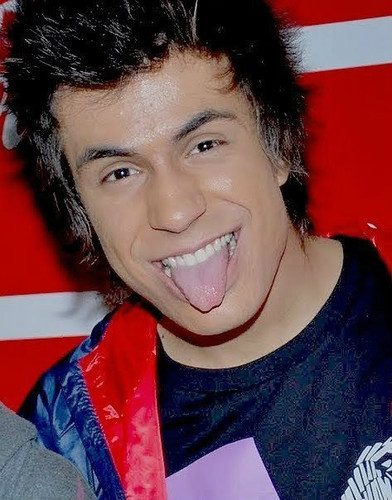 Fãn Clube para o Guitarrista e Vocalista da Restart com intuito de reunir e informar fãs. Criado dia 29 de Outubro de 2010. Dona::. Thamires.