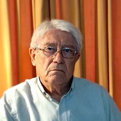 Cientista Político, Socialista y Demócrata.