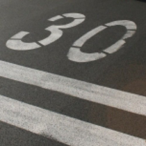 Drukke 30 km straat in de wijk Blixembosch, Eindhoven Noord