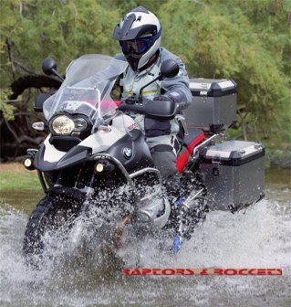 Homme de 53ans ,père de famille trois enfants ,commerçant ,vie normal; niveau d'étude universitaire ,passion la moto gros cylindres surtout les trails.