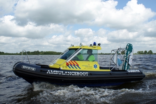 Initiatief van Antonius Zorggroep en Ambulancezorg Fryslan. De ambulanceboot heeft als verzorgingsgebied het gehele Sneekermeer