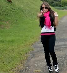 ~* α gαrotiinhα imperfeitα,
αqeelα qeê chorα de dor,
αqeelα qeê ja sofreu poor αmor,
αqeelα qe sαbe se αrrepender