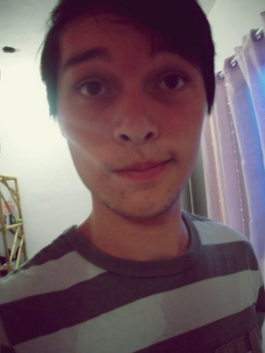 Leonino,18anos,
amo Glee,sou chato,adoro vermelho,muito ciumento,um pouco timido,e as vezes nojento e engraçado,corinthiano ate de mais..