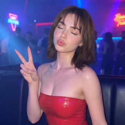 Fashion Model & Travel Advisor 
Virtual Model
💅🏻 🌈💋🦄