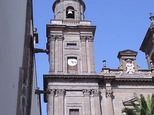 Reloj de la Santa Iglesia Catedral Basílica de Canarias en la  Plaza Mayor de Santa Ana de Las Palmas de Gran Canaria