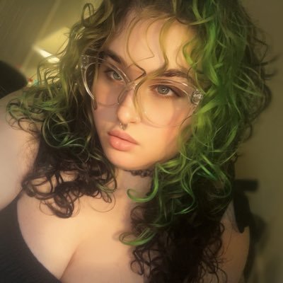 BBW Midwestern Feral Alt Girl who likes to be naked and do weird shit on the internet.✌🏻 @Parad0xPrincxss on all Platforms. 18+. 🔞😈