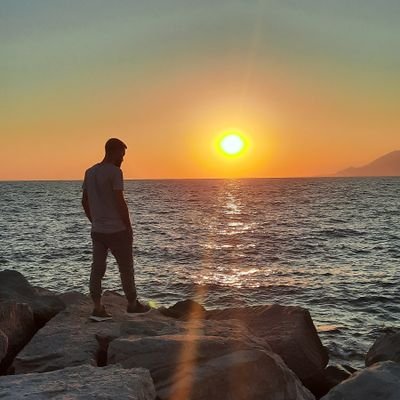 KlszWedat's profile picture. Ben kendi kalbimde bulmaktayım,

Bütün dünyanın benden esirgediğini..