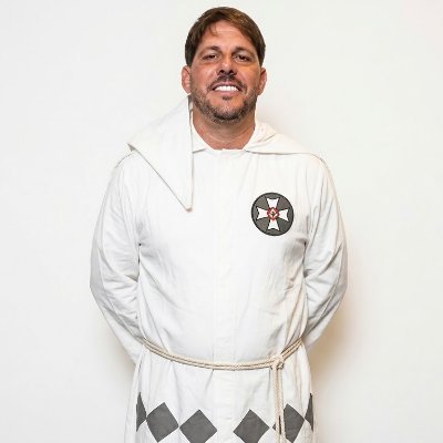 AYUDE ES MIEMBRO DE LA KU KLUX KLAN