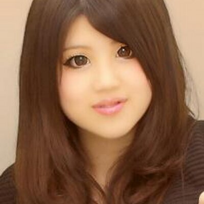 Rina 長さバラバラの前髪切ったった 結局ピンやから分からんけど 眠いって