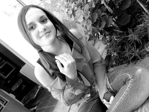 As pessoas entram em nossa vida por acaso, mas não é por acaso que elas permanecem.  (Lilian Tonet)