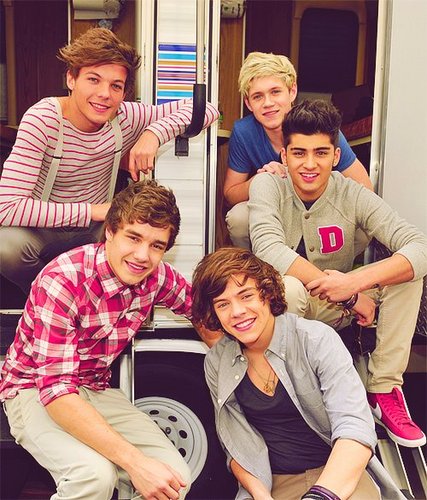 Hi! I'm from Hungary. I'm 14 years old.. Follow me and follow back. :) One Direction.. SZJG!!