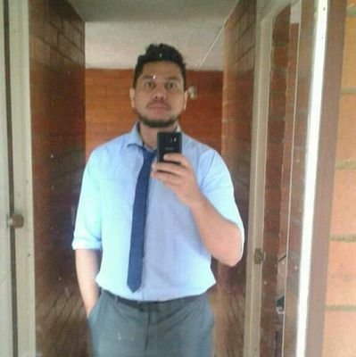 soy un man de 40 y pico años pero me comporto como 4 chinos de 10, tratando de acabar la u ( o con la u) e intentando hacer un programa de radio.