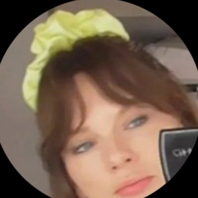 lizzygracie13's profile picture. my priv account is @debut_lover13