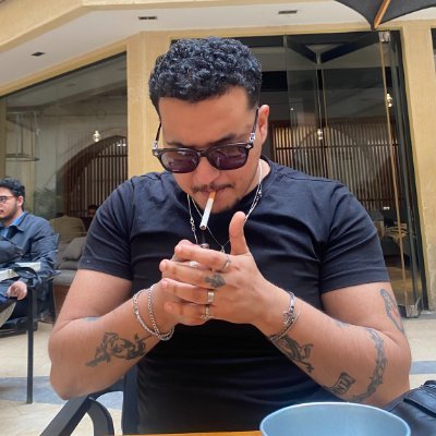 حمام فاخر فيه اباجورة