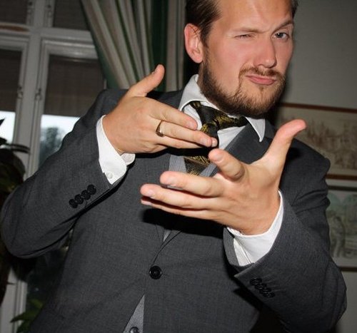Ambitiös lärare som hela tiden försöker tänka ett steg längre. Privat är mina intressen att jaga, laga mat, innebandy/kampsport och ta livet som det kommer!