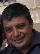 Casat, amb 2 fills.Empresari tèxtil i consultor d'empreses. Aficionat al teatre, la música i el motociclisme. Practicant de spinning i mountain bike.