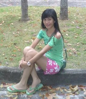 My behavior is marked by simplicity and naturalness. A mother, a wife, indie girl, frustrated photographer, a hopeless romantic and wanna be blogger :) :)