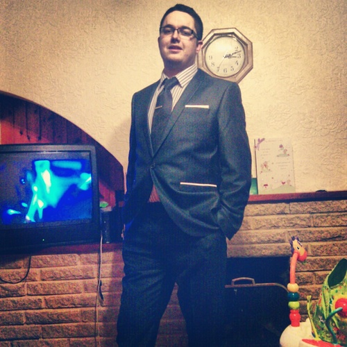 Doting father to three girls and a boy. Lover of technology, football, Geo-caching, android and movies.