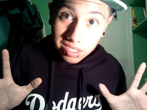 Im 5'5. I Have My Snakebitez. My 0 Gauges. I Rock Beanies And Snapbacks. Blue Is My Color. Love To Draw Grafiti! :D