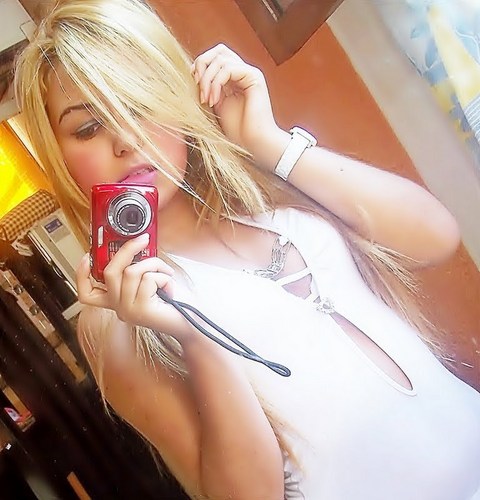 irmã da @OsMlkPira (BarbiedoGueto--) e do @FelipeBorges49 (StendhapdoGueto) e querendo um namorado :p