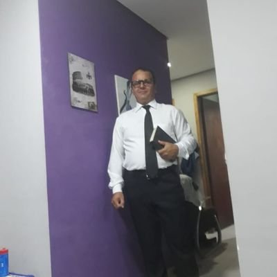 Pai Conservador, casado ,gosto de politica, economia e esporte.