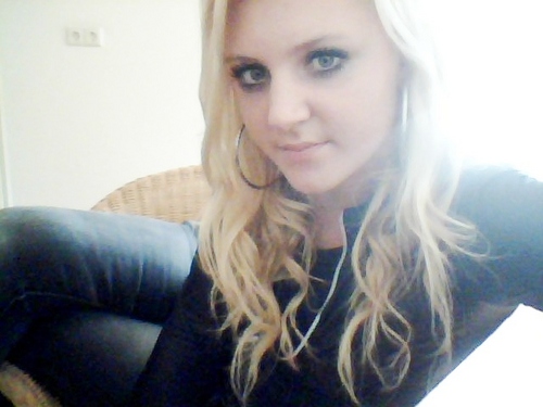 Louelle7's profile picture. 