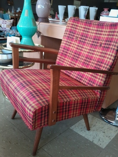 Modern Vintage is a consignment & resale shop in St. Louis, MO offering vintage furniture, vintage clothing, home decor, jewelry and locally sourced gifts.