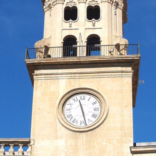 Reloj de la fachada del Ayuntamiento de Alicante