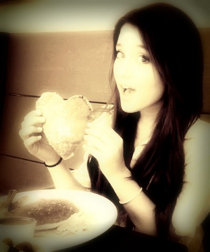 Hey I'm shelle of sister ariana grande I am the twin and I like her! haha
